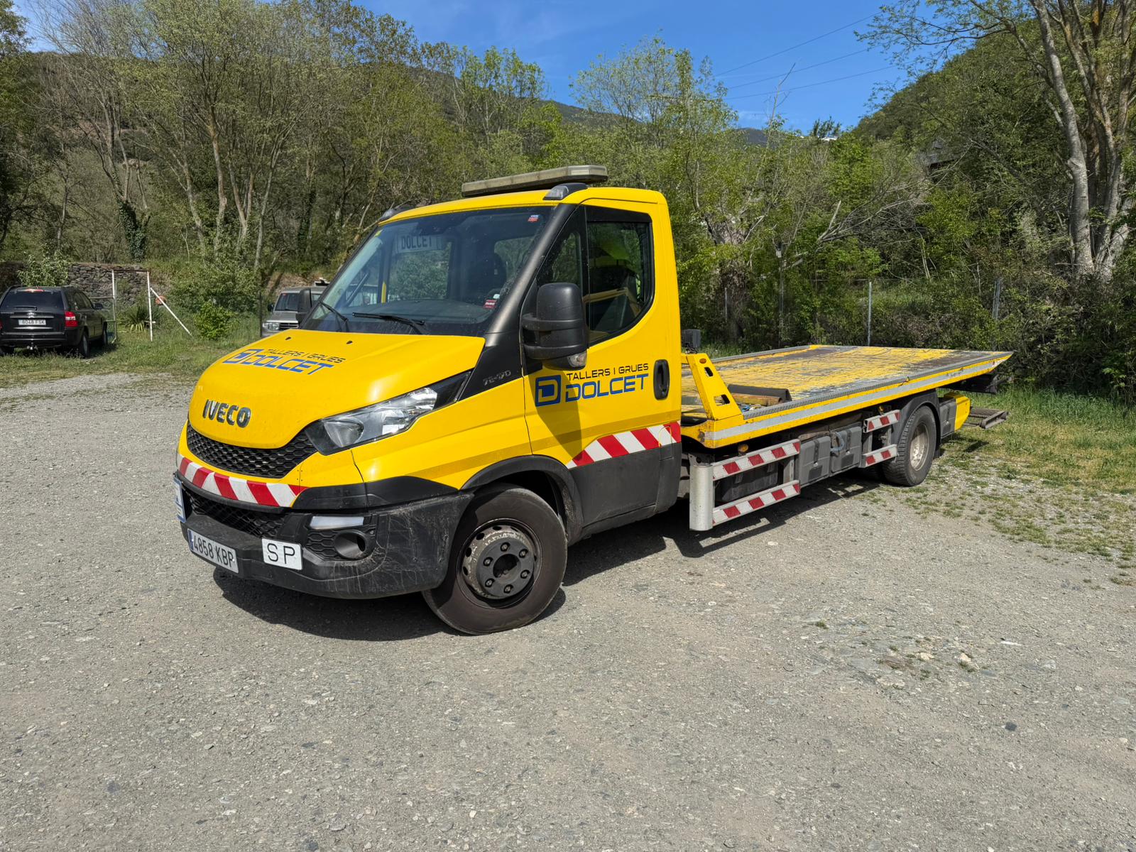 Iveco Daily de Tallers i Grues Dolcet, grua versàtil per a transport de dos vehicles