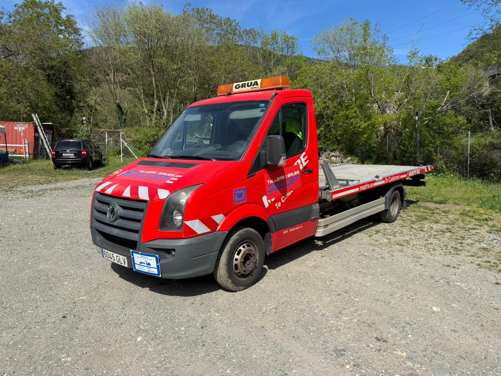 Volkswagen Crafter de Tallers i Grues Dolcet, grua amb plataforma d'alumini per a vehicles lleugers