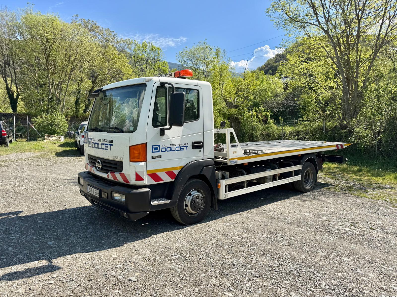 Nissan Atleon de Tallers i Grues Dolcet, grua de gran capacitat per a furgonetes i vehicles pesats