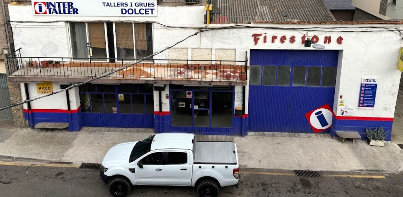 Façana de Tallers i Grues Dolcet a Sort amb el rètol InterTaller